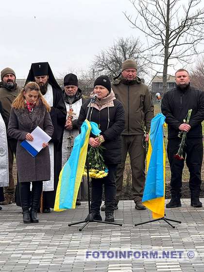 На Кіровоградщині відкрили меморіальний стенд та освятили стелу на честь загиблих воїнів-героїв (ФОТО)